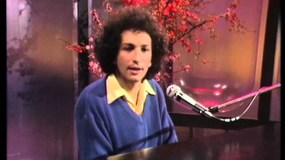 RETARD → Magazine - LA GROUPIE DU PIANISTE